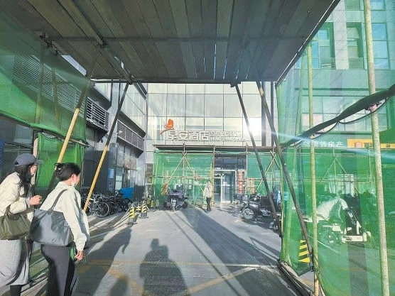 追踪|玻璃幕墙接连坠落的银座商住楼，357块高危玻璃将全部换新！